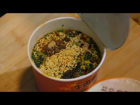 小夥參加廚王比賽,憑藉一碗泡面,輕鬆獲得了冠軍,穿越喜劇電影