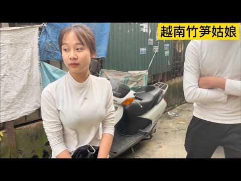 越南泡妞者來教竹筍小莊姑娘做自媒體,她很認真學習的。