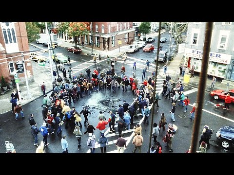 公路上突然出現一個巨坑，好奇的市民都來圍觀，想逃跑時已經來不及了