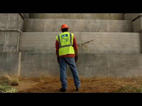 安全员发现水库上有条裂缝，上前查看，大坝突然决堤了！真事改编《紧急呼救911第4季：01》【宇哥讲电影】