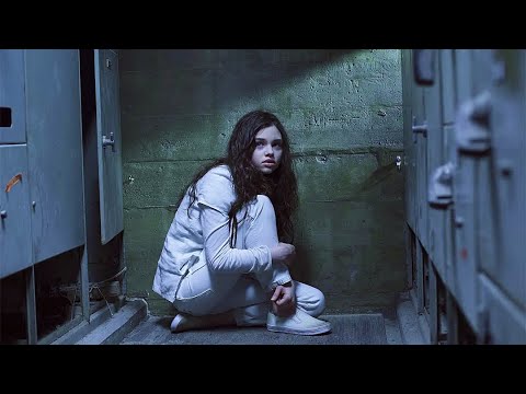 柔弱小蘿莉，被狼人追殺，無奈暴起，這才發現自己戰鬥力爆表，怒闖狼穴，手撕狼人，原來她有着神祕血統！