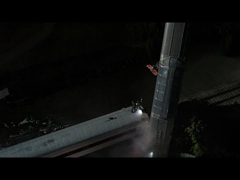 【911完结】行驶中的列车突然脱轨,车厢90度竖直,该如何营救?《紧急呼救911:S3-18完结》【宇哥讲电影】