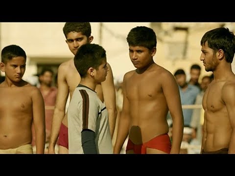 【宇哥】真实事件改编：一群男生仗着人多欺负女娃，练摔跤的小妹看不过去了《摔跤吧，爸爸》【宇哥讲电影】