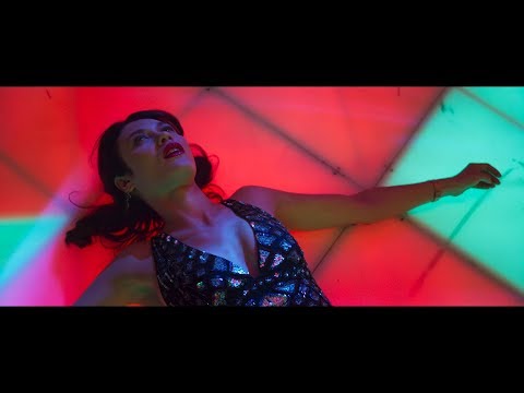 【船長】女子本想玩格雷綑綁遊戲，反被男子舉起弄得不要不要昏厥過去《凸槌特派員：三度出擊 Johnny English Strikes Again》