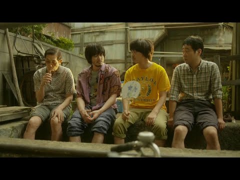 一群大男孩长不大，每天窝在后院吃零食，幸福却自己撞上了门《小小食杂铺01-02》【宇哥讲电影】