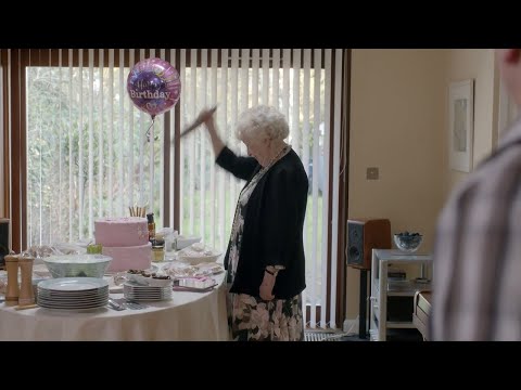 外婆用这种方式切蛋糕，没想到桌下有人，悲剧了…英国神剧《9号秘事：外婆的派对》【宇哥讲电影】
