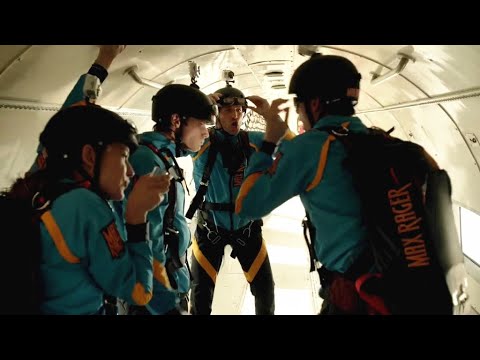 女孩参与跳伞后离奇身亡，一起参与跳伞的伙伴中谁是凶手？《我是僵尸05》【宇哥讲电影】