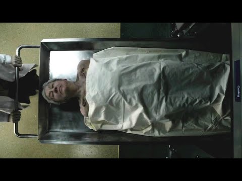 女法医吃掉尸体的大脑后，突然有了神奇的能力，太无敌了！《我是僵尸02》【宇哥讲电影】