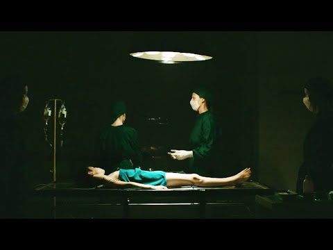 荒島上只有成年女性，他們卻拿10歲的小男孩做生育實驗，最後還真的成功了