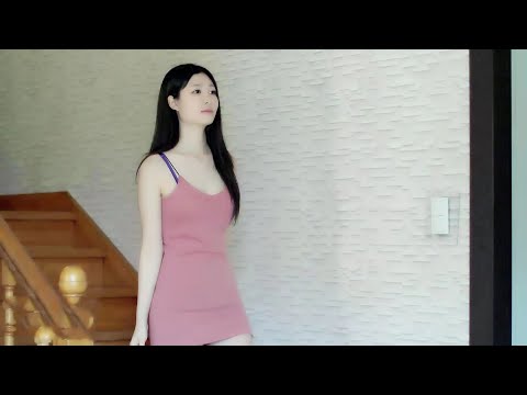 小姨子和姐夫在卫生间忍着不敢出声，怕外面的姐姐听见！