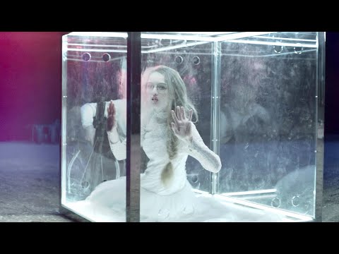 少女一觉醒来，发现世界大变样，自己被困其中无法逃脱！