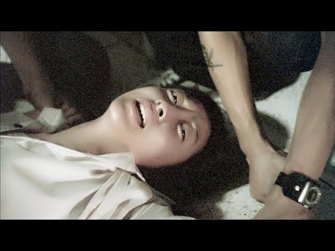 女朋友被几个兄弟轮番强&上，小伙却拿着相机，拍起了照片！