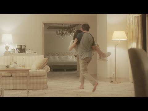 女神邀请他去宾馆睡一张床，宅男居然愤怒地把她摁在地上！