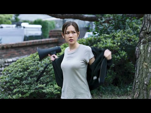 女警花身材好，匪徒问她胸部有多大，不说就杀死人质！警花只能照做！