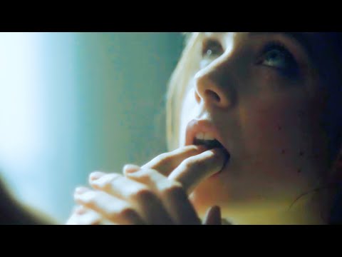 小伙把手放进女孩嘴里，我来咯，女孩没有放抗，轻点！