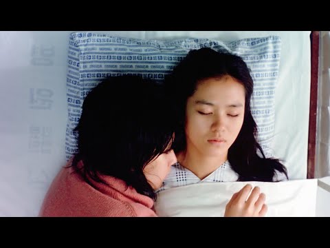 小伙跟两个漂亮姐妹躺在一张床上，憋着尿啃了妹子一口！韩国经典电影《向左爱向右爱》