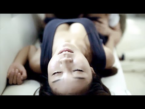 输了就脱衣服，现在妹子又输了，两个小伙再也忍不住了！韩国青涩片《年轻的妈妈4》