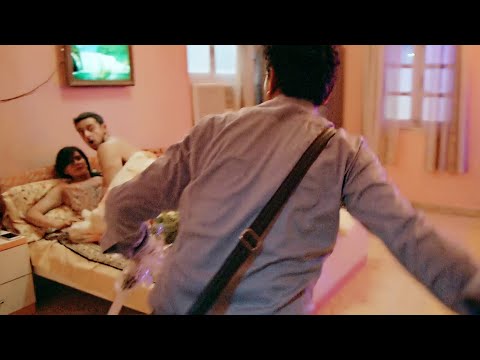 目睹老婆跟别的男人在床上嘿嘿，小伙的做法让我震惊了！印度爆笑神片《勒索》